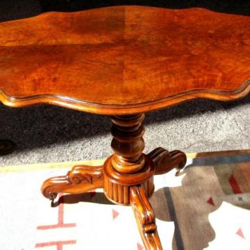 Tavolino a biscotto/vela con piano in radica di noce