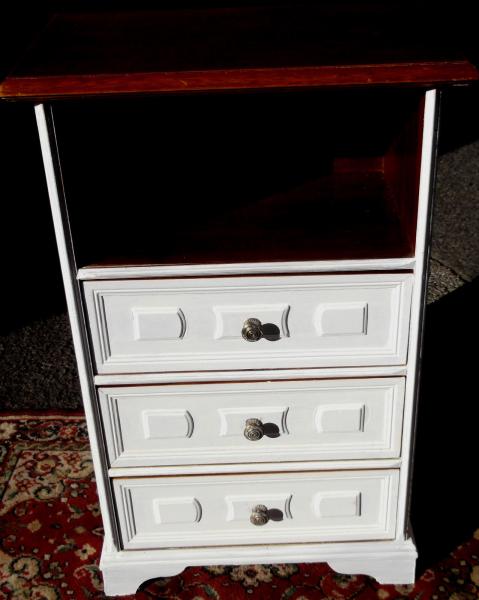 Cassettiera/mobiletto shabby chic laccato